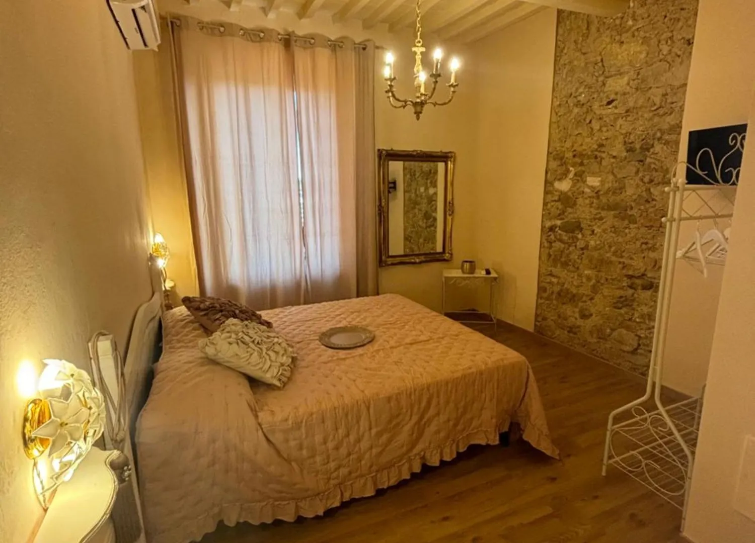 Luxury Toscana Rooms Монтескудайо